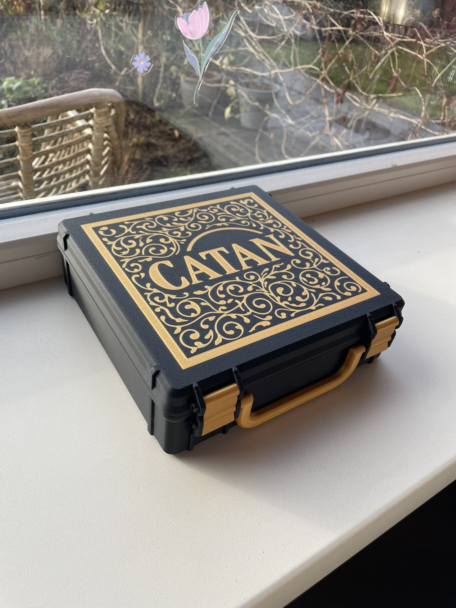 KreativLayers Catan board game organizer box with compartments for game pieces and cards, USA version, designed for easy setup and storage.
