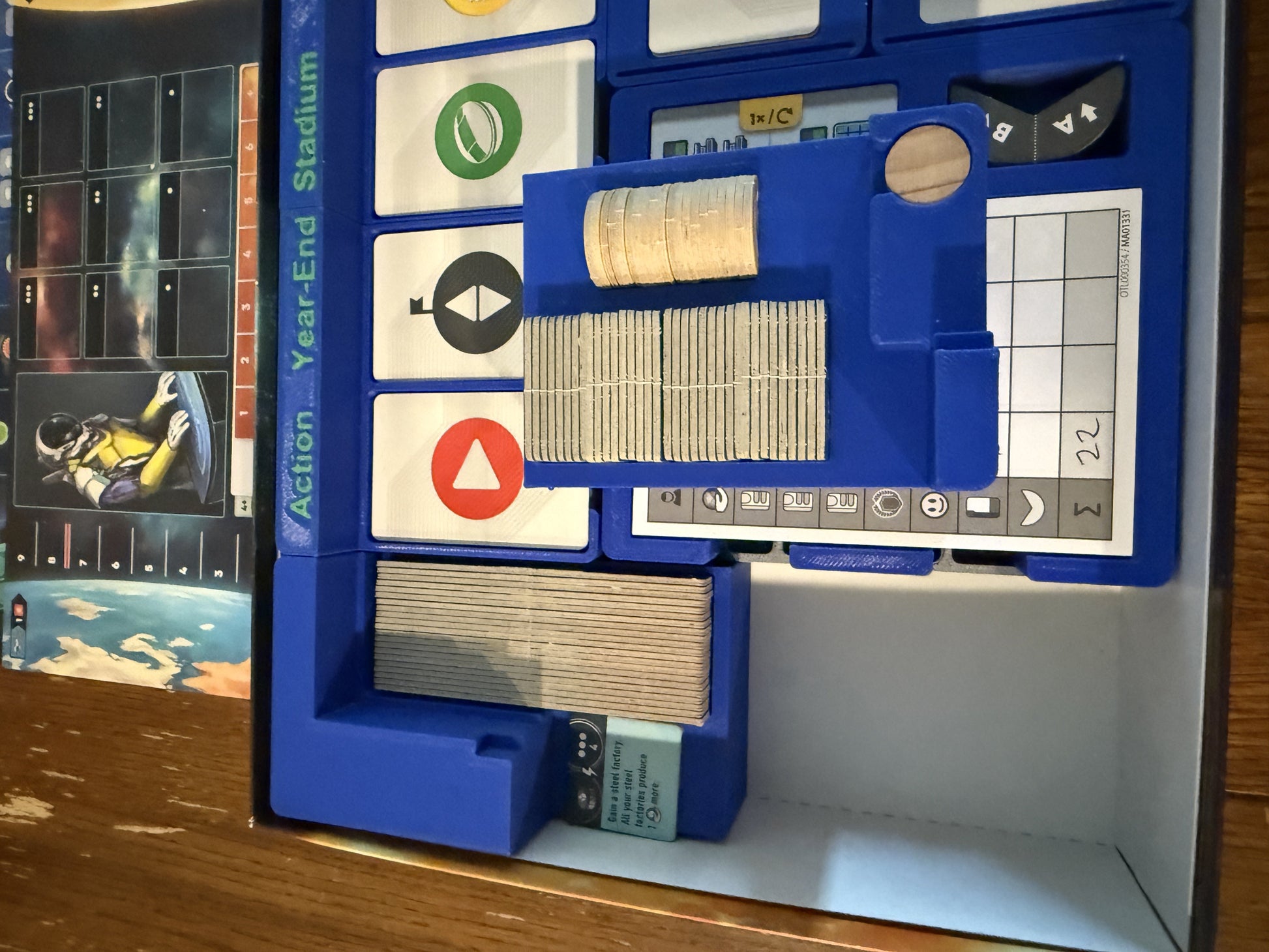 KreativLayers evacuation game organizer with compartments for cards, tokens, and game pieces in a neatly arranged layout.