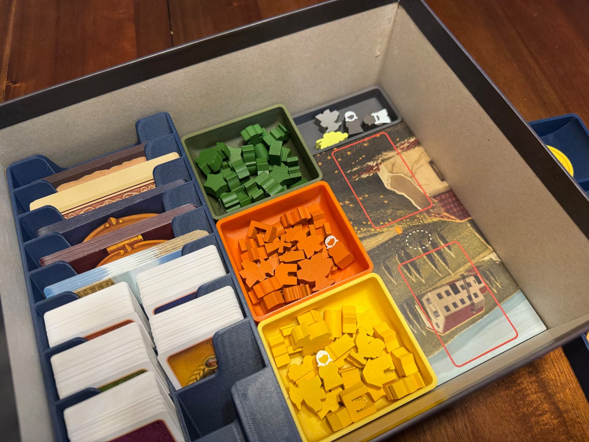KreativLayers Viticulture & Tuscany expansion organizer with compartments for game pieces and cards.