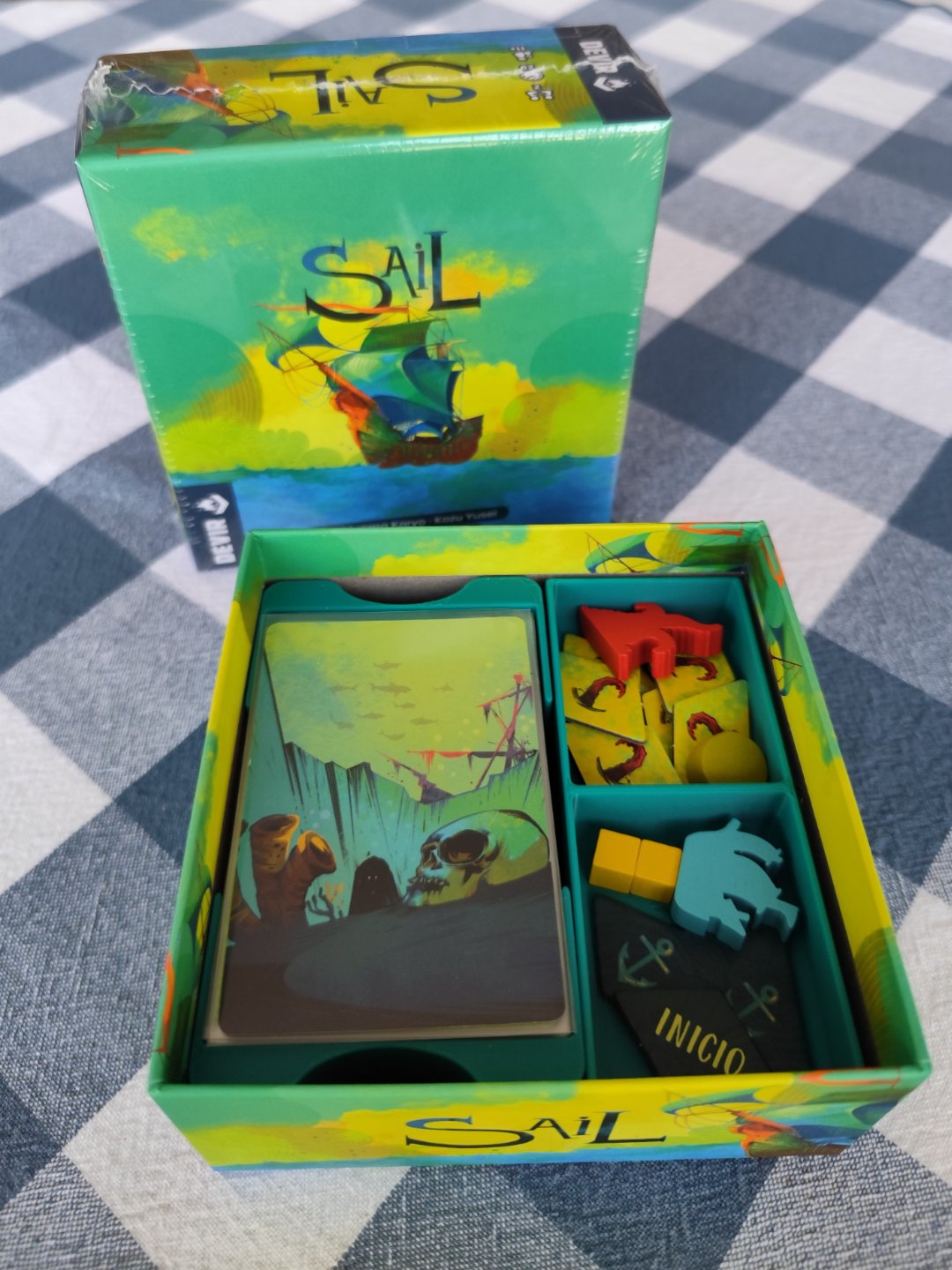 KreativLayers Sail board game organizer with compartments for cards, tokens, and game pieces, showcasing its functional design.