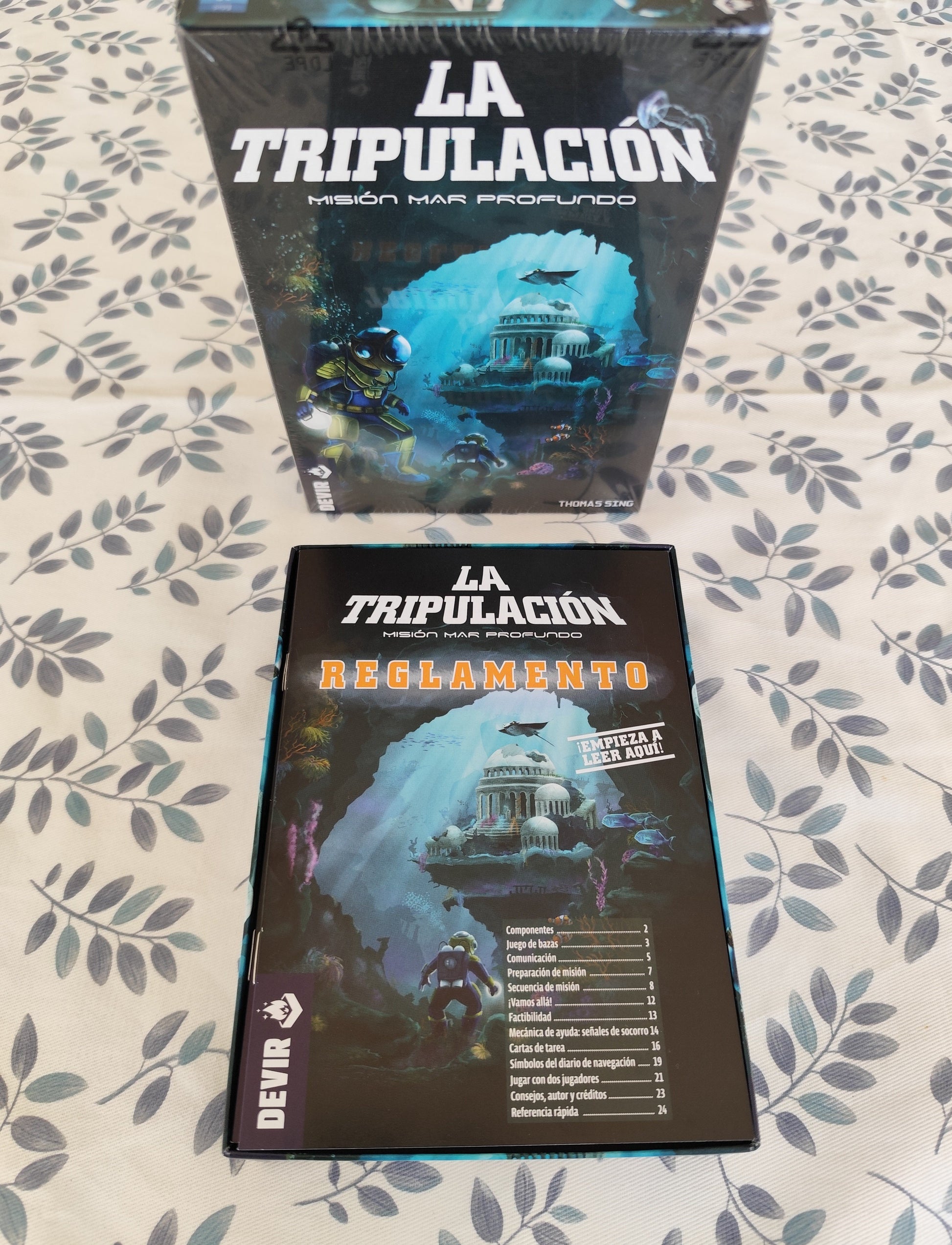 Board game organizer for The Crew: Mission Deep Sea by KreativLayers, featuring custom compartments and a sleek design.