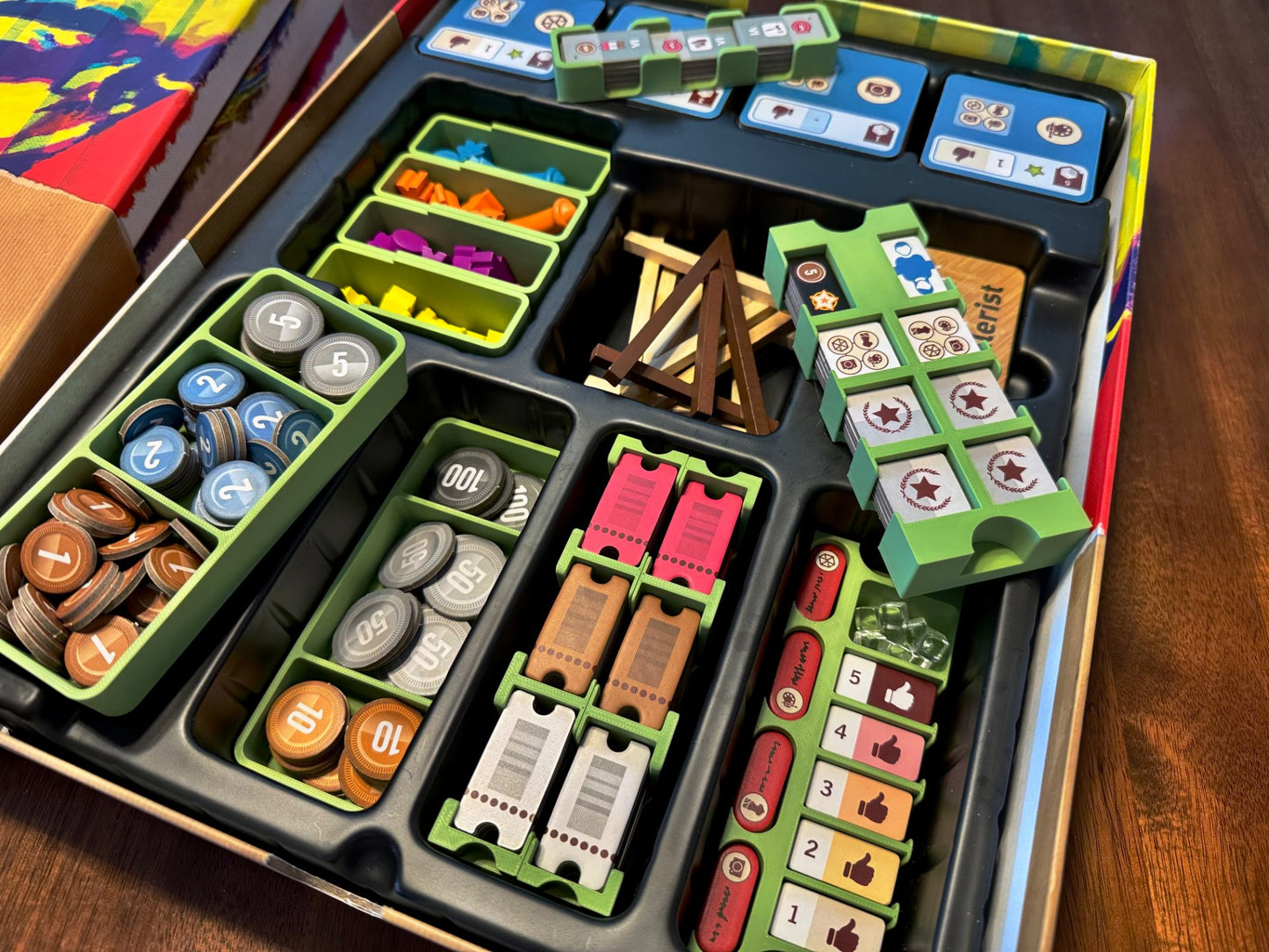 KreativLayers Gallerist Organizer for board games, featuring compartments for game pieces and cards in a sleek design.
