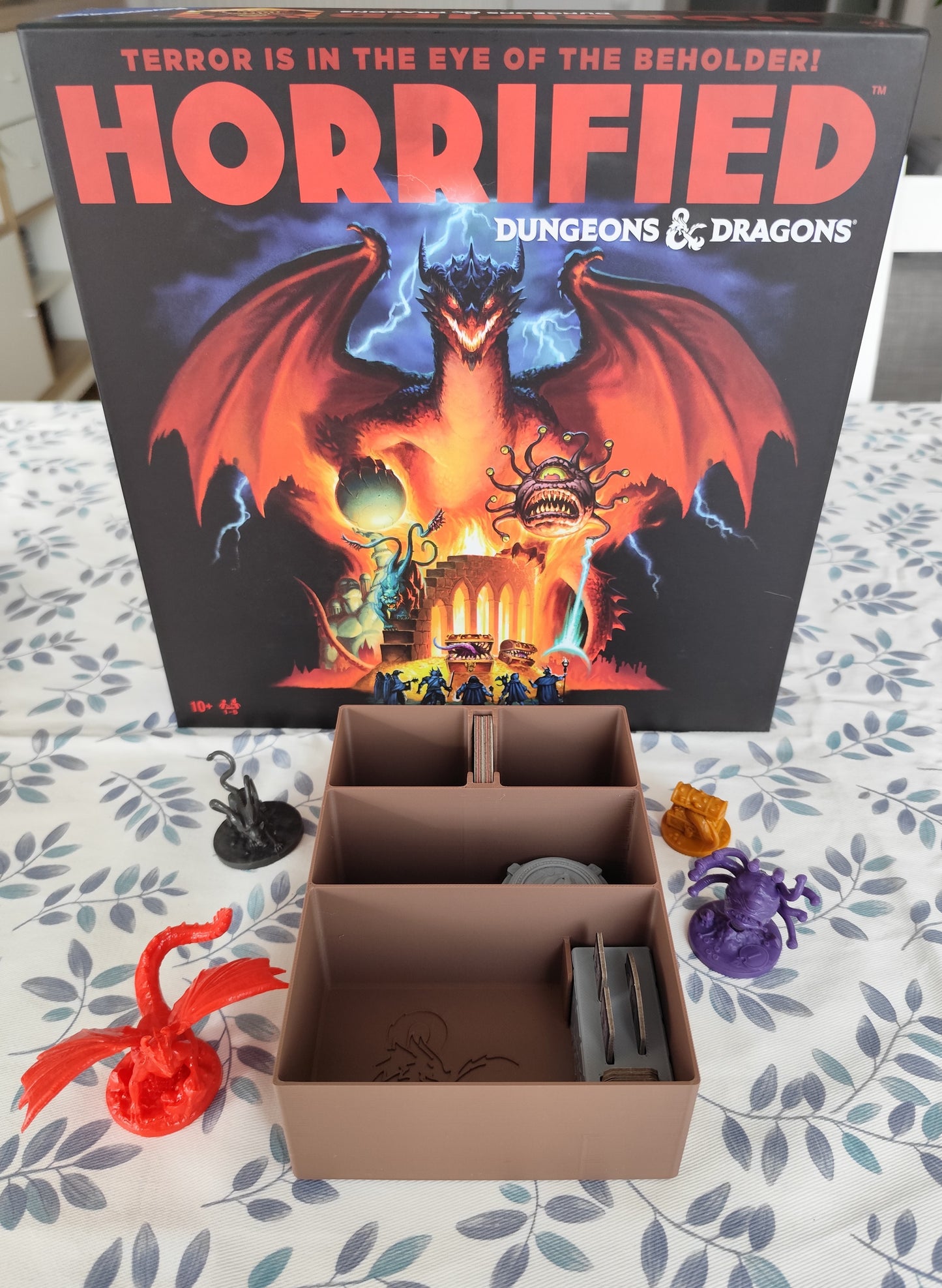 Board game organizer for Dungeons & Dragons by KreativLayers, featuring compartments for game pieces and accessories.