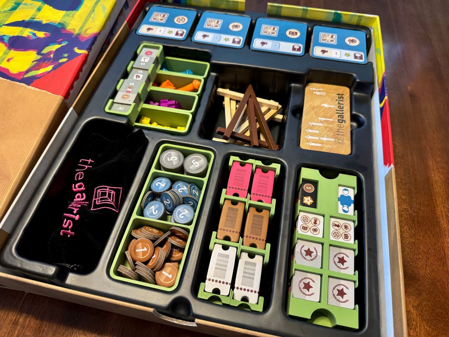 KreativLayers The Gallerist Organizer for board games, featuring compartments for cards, tokens, and game pieces.