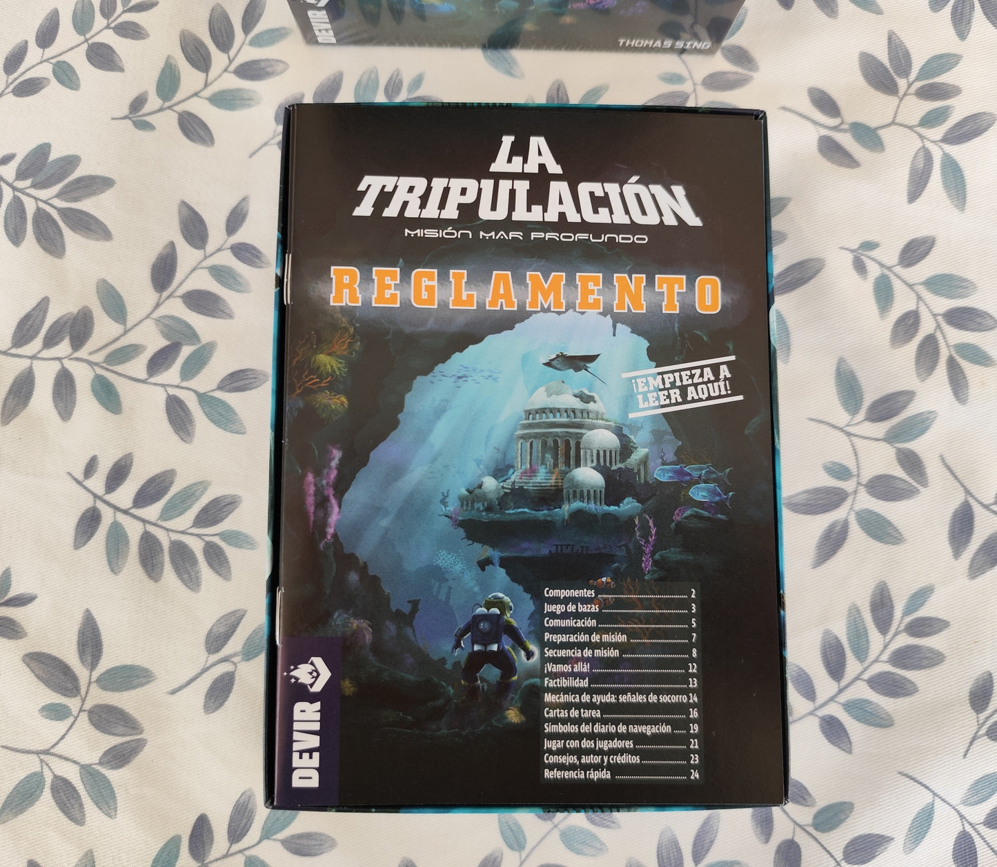 Board game organizer for The Crew: Mission Deep Sea by KreativLayers, featuring custom compartments and a sleek design.