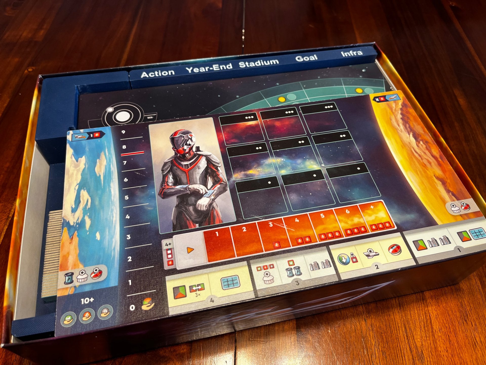 KreativLayers evacuation game organizer for board games, featuring compartments for game pieces and cards.