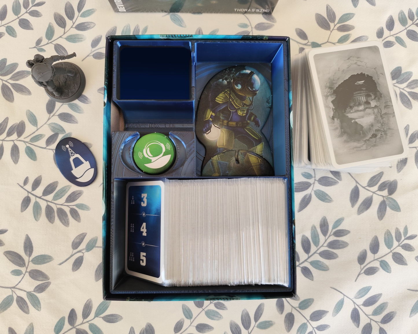 Board game organizer for The Crew: Mission Deep Sea by KreativLayers, featuring compartments for game components.