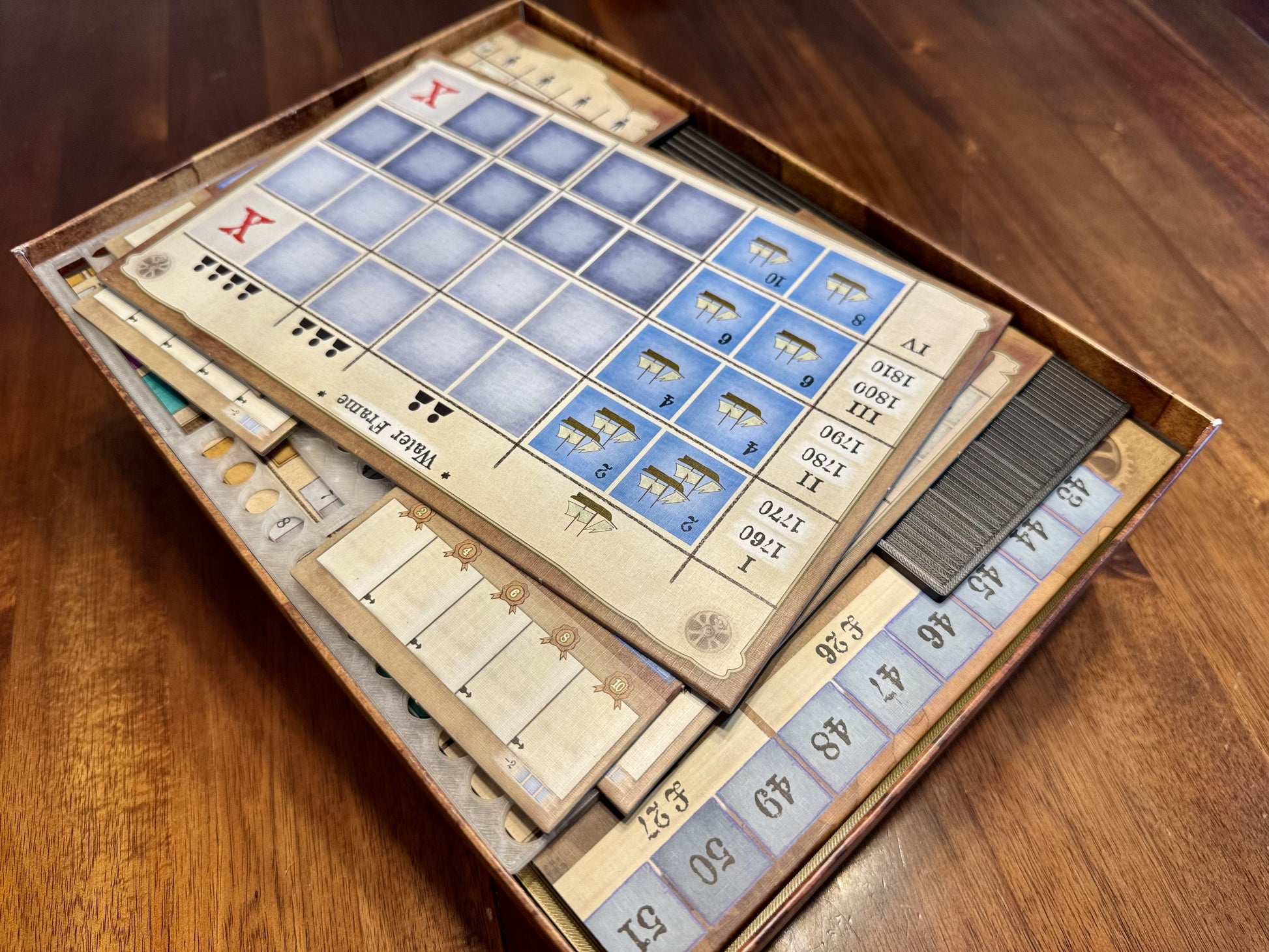 Arkwright game insert and worker overlay by KreativLayers, featuring custom compartments for efficient board game organization.