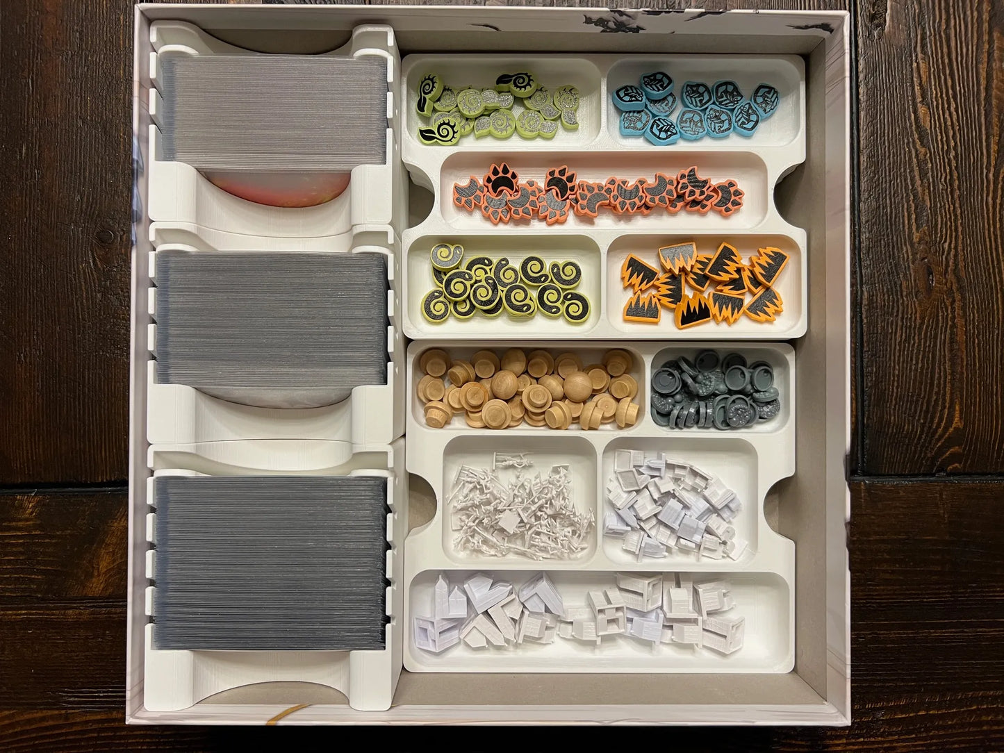 Board game organizer with cards, tokens, and game pieces in custom 3D printed tray by KreativLayers