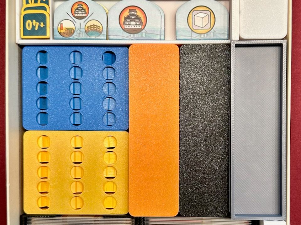 The White Castle insert VERSION 3 (supports sleeves, integrated meeple grids) - KreativLayers